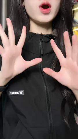 Áo khoác gió hôm nay mua hời quá rồi