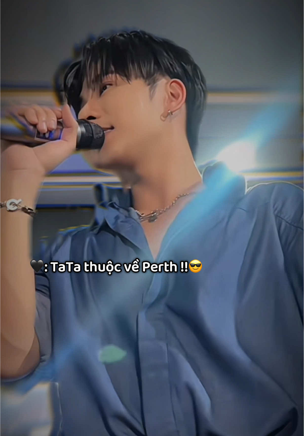 Thoại cỡ này mà vẫn bị nhét chữ có khổ không chứ =))))) #perthsanta #perthppe #santapp #perthtanapon #santapongsapak 