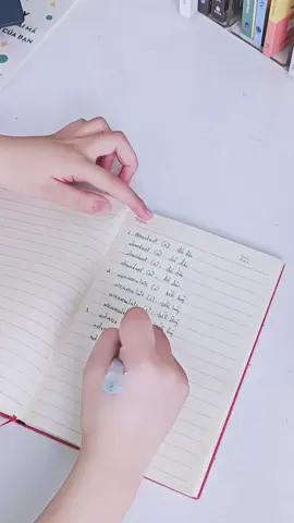 Review sách: Mind Map Hack 3000 Từ Vựng Tiếng Anh – Học nhanh mà nhớ lâu thật sự! 🧠✨ Mình từng sợ học từ vựng vì quên nhanh cực, cho đến khi thử cuốn Mind Map Hack 3000 từ vựng này 😍 Sách dùng sơ đồ tư duy siêu trực quan, chia nhánh logic, dễ nhớ và cực sinh động. Mỗi chủ đề đều có hình ảnh, ví dụ, video hướng dẫn giúp não “ghi sâu” ngay từ lần đầu. Điểm cộng to đùng là 3000 từ vựng cốt lõi mà người bản ngữ dùng hằng ngày – học xong áp dụng liền trong giao tiếp luôn 🗣️ #mindmap #tuvungtienganh #tienganh #hoctienganh #tiktokfinds 