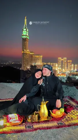 MasyaAllah… Di momen suci ini, aku merasakan kedekatan dengan-Mu, juga kehangatan bersama suami yang aku sayang Dua hati yang Engkau persatukan, semoga selalu sejalan dan bergandengan menuju ridha-Mu 🤍 #jenitajanet #mekah #viral #husbandandwife @danusofwan