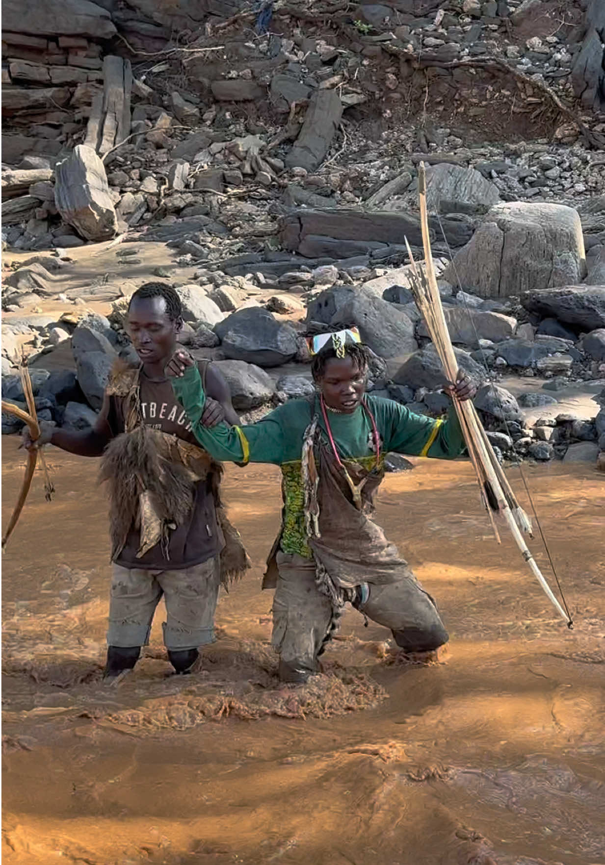 “Crossing the wild muddy stream — Hadzabe style! 🌊😅” “The flow of the muddy stream was strong, but two Hadzabe hunters crossed it fearlessly! 💪 On the other side, Dudukwe, Gingidaa, and their friends were cheering for them once they made it across 😄 Life in the wild is full of small victories like this — pure teamwork and courage! 🌿✨” #HadzabeTribe #AfricanCulture #dudukwe #gingidaa #tanzania🇹🇿 