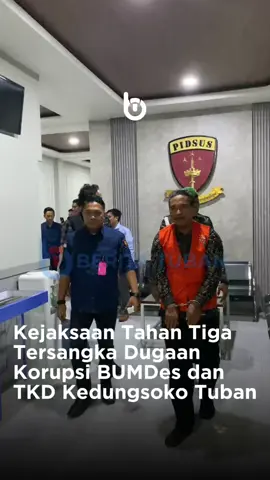 Kejaksaan Negeri Tuban menahan tersangka kasus dugaan korupsi Badan Usaha Milik Desa (BUMDes) dan Tanah Kas Desa (TKD) Kedungsoko, Kecamatan Plumpang, Kabupaten Tuban tahun anggaran 2022 hingga 2025. Adapun tiga tersangka adalah R selaku Kepala Desa Kedungsoko, EP selaku Ketua Himpunan Petani Pemakai Air (Hippa) Kedungsoko, dan W selaku Bendahara Hippa Kedungsoko. Mereka ditetapkan tersangka pada Senin 20 Oktober 2025. Modus tiga tersangka dalam melakukan dugaan tindak pidana korupsi ini adalah dengan tidak menyetorkan uang hasil BUMDes berupa Hippa Tirto Sandang Pangan dan TKD ke Pendapatan Asli Desa (PADes). Dari perbuatan tiga tersangka tersebut menimbulkan kerugian negara mencapai Rp 1.260.590.519 atau 1,2 miliar.  Sementara hasil uang itu diusulkan digunakan para tersangka untuk kepentingan pribadi atau memperkaya diri. _________ DM atau Tag @beritatubanid untuk berbagi informasi  #beritatuban #tuban #kabupatentuban #tubanjatim 