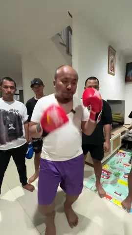 Setelah minum Etawalin, pukulan all in dari ketua siap menghajar lawan. Info lawan yang sepadan🥊 #etawalin #susukambingherbaletawalin #nyerisendi #boxing 
