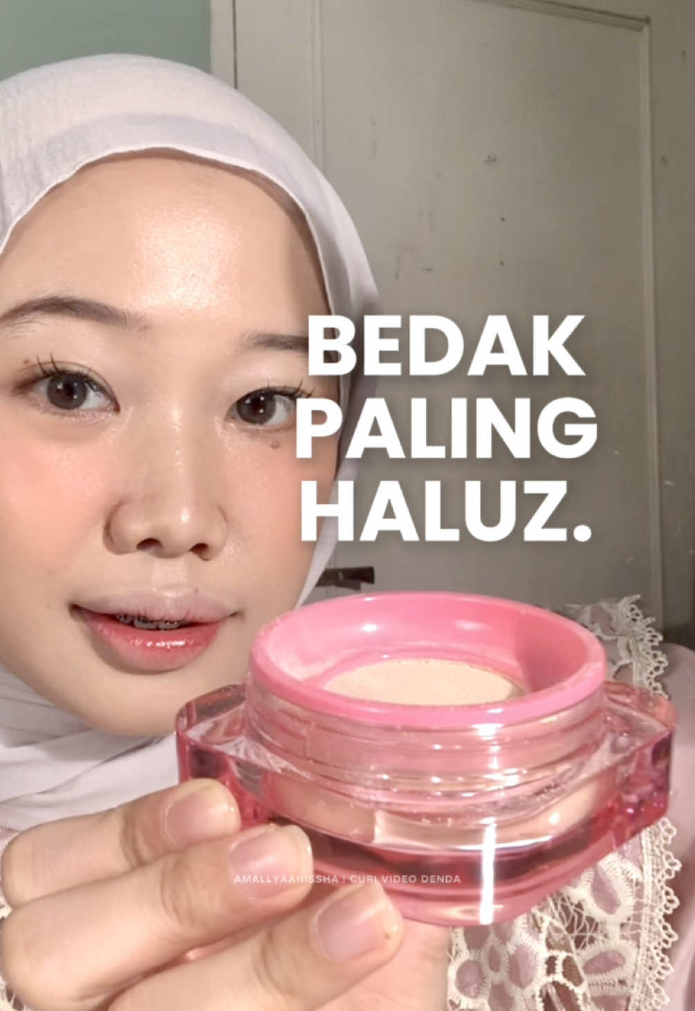 kalau di adu semua loose powder, ini yg paling “terbang” sakingggg ringannya si partikelnya bedaknya ituuuuh. Yg suka bedak enteng pls pls cobain loose powdernya @glad2glow azaa!!!  . . #highcoverage #loosepowder #loosepowderG2G  #fyp #bedakviral 