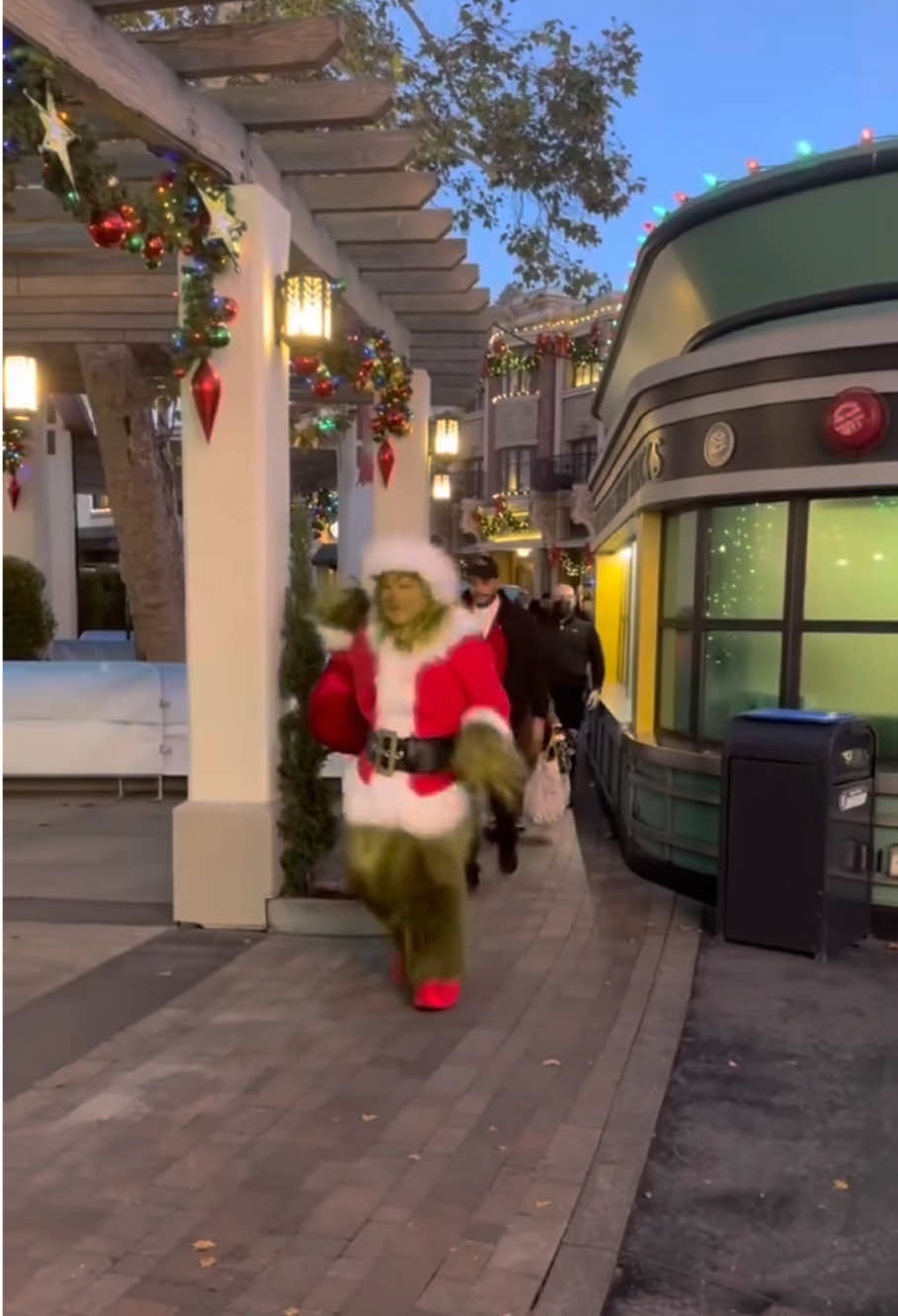 Grinch💚🎄✨#Foryou #Funny #happy #universalstudios #funnytiktok #grinch #funnyvideos 