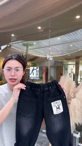 Quần jeans bé trai màu đen có size từ 10kg-46kg , vải siêu mềm mại , ko co dãn , độ dày vừa phải. Được in trực tiếp vào bề mặt vải siêu chắc chắn , ko lo bong chóc . Bản cạp chun độ co dãn siêu tốt #quandaijeansbetrai #quandaibobetrai #quandaitreem #hannaxuka #xuhuong 