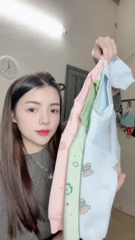 Sáng nay dậy lạnh thật sự rồi các mom ơi 🥶 Mặc áo xốp Muslin cho con là ấm liền luôn 🍼 Mềm – nhẹ – ấm mà bé mặc suốt cả ngày vẫn thoải mái 💕 #aoxopmuslin #quanxopmusilin #mevabe #quanaomuadong #xuhuong 