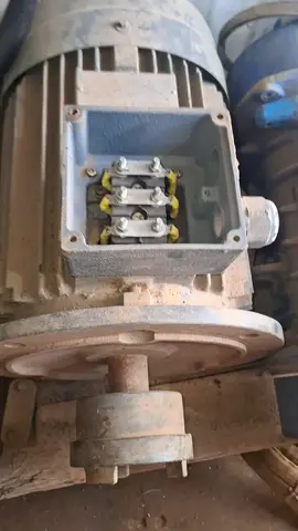 ASEBLIEF MOENIE MET KRAG WERK AS JY GEEN ONDERVINDING HET IN KRAG NIE, HY SAL JOU DOODSLAAN... 3 fase krag op elke lyn moet hy 220v wees en tussen elke fase moet hy 380v wees kan bikie verskill met 5 volts meer of minder. As jy n motor koppel en hy loop verkeerde rigting ruil net 2 van jou live draade om en sy rigting sal omdraai. Onthou as hy 220 tap yt 3 fase uit sit vir jou n earth leakage op. Moet hom nie net so gebruik nie, as jou draad stukkend gaan hy jou gryp en dood skok want hy sal nie trip nie#afrikaans #dirtyhands #southafricatiktok #southafricatiktok🇿🇦 #bluecollar 