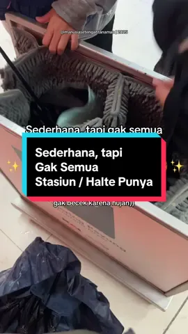 Ini barang definisi “sedia aku sebelum hujan” kalo di stasiun/halte. Sederhana, tapi masih belum banyak tersedia di tempat transum. Padahal ini sangat berguna buat nirisin payung biar gak terlalu becek karena hujan. Yaa, walaupun pas lagi dipake agak awkward keliatannya, tapi tetep aja ini barang yang kudu ada di setiap stasiun/halte. Ada juga yang pernah pake pengering payung ini? #transportasiumum #commuterline #transjakarta #hujan #payung 