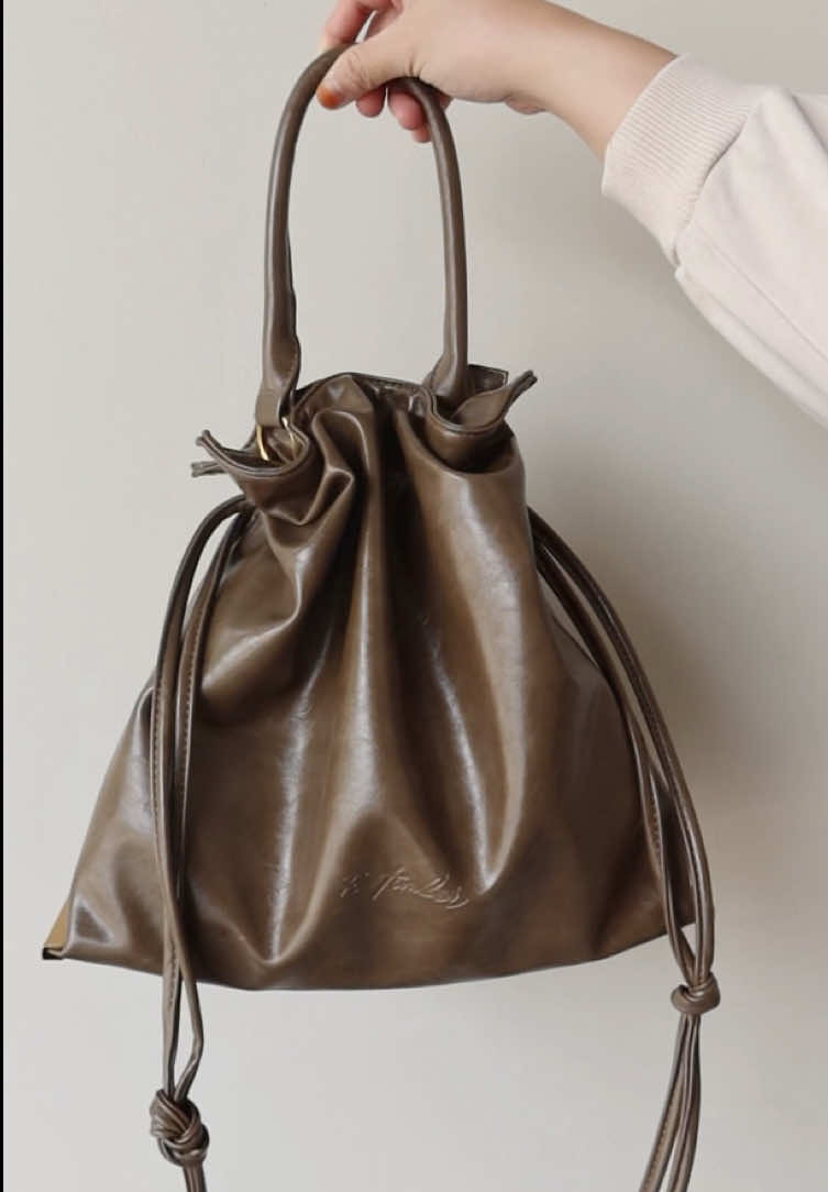 Toby Mini is giving soft, structured, and effortlessly stylish — basically everything we love in a bag🤍 Shop yours now dekat bag kuning!✨ #ftimber #OOTD #fitcheck #fyp #foryou 