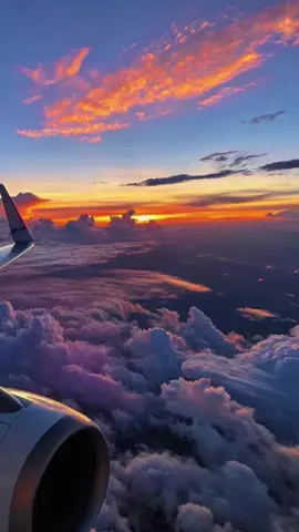 أنيق الحرف هذا المساء يغتابك معي النور المنبثق من ملامحك يهديني عطرك ويهديك قصائدي ...❤