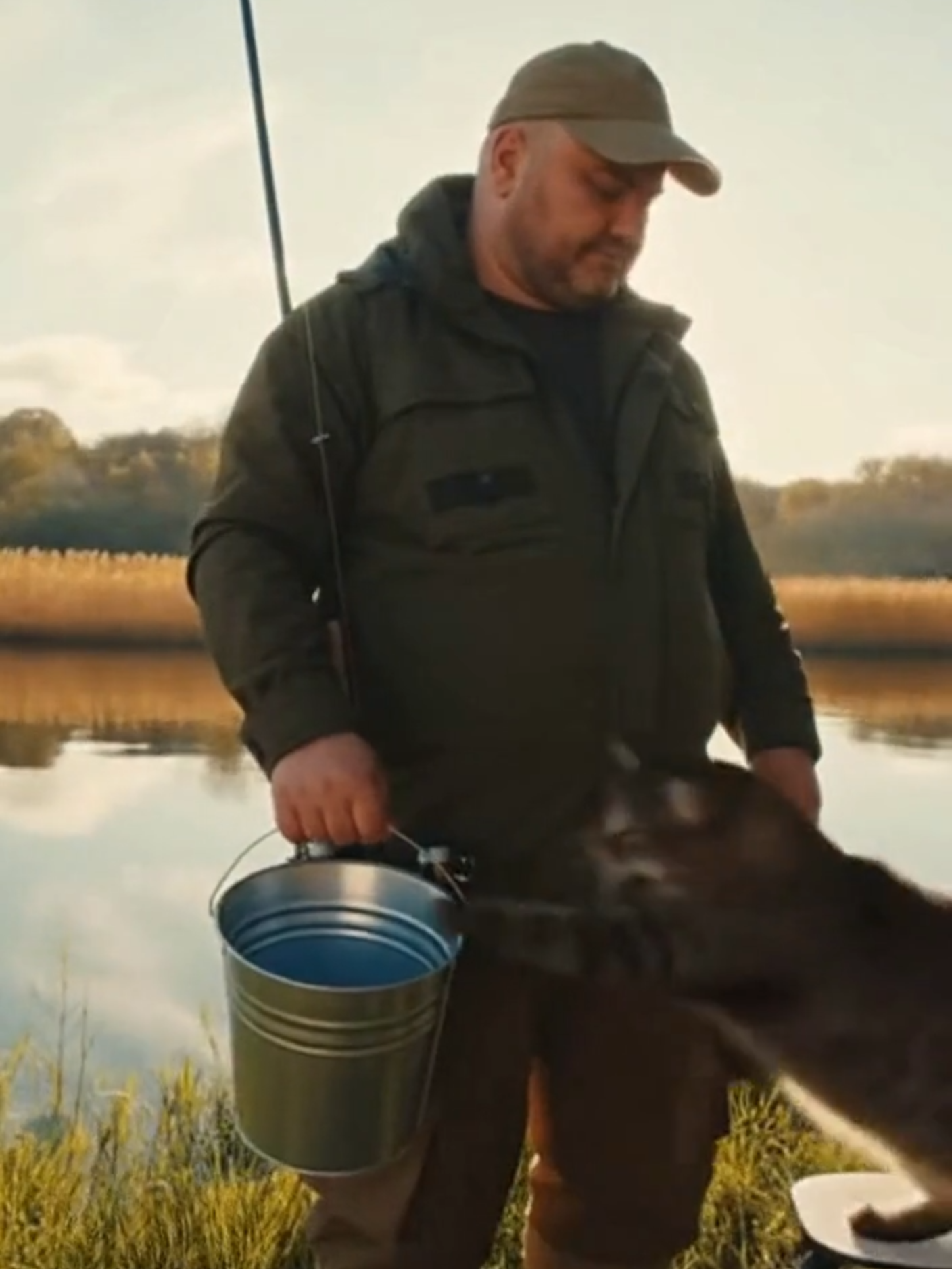 Rybak level: legenda 🎣 W głowie – sum jak z bajki, w rzeczywistości... płotka 😅 A potem kot robi swoje 😂 #rybak #ryby #śmieszne #humor #kot #oczekiwaniareczeczywistość #polskahumor #fyp #viral #komedia