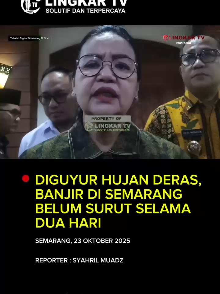 BANJIR BELUM SURUT, PEMKOT SEMARANG KERAHKAN 12 POMPA UNTUK PERCEPAT PENANGANAN SEMARANG – Curah hujan tinggi yang mengguyur Kota Semarang selama dua hari terakhir menyebabkan banjir di sejumlah wilayah belum juga surut. Genangan air dengan ketinggian mencapai lebih dari 50 sentimeter membuat arus lalu lintas di jalur Pantura tersendat dan aktivitas warga terganggu. Pemerintah Kota Semarang telah mengerahkan 12 unit pompa penyedot air dengan kapasitas 60 liter per detik guna mempercepat proses surutnya banjir. Upaya ini dilakukan untuk meminimalisir dampak genangan dan memulihkan kondisi wilayah terdampak. Wali Kota Semarang, Agustina Wilujeng, menjelaskan bahwa banjir kali ini disebabkan oleh tingginya intensitas hujan dan adanya air kiriman dari wilayah hulu. Ia menegaskan, penanganan banjir tidak hanya menjadi tanggung jawab Pemerintah Kota, melainkan juga memerlukan kolaborasi dengan instansi lain seperti Balai Besar Wilayah Sungai (BBWS). “Kami terus berkoordinasi dengan BBWS dan instansi terkait untuk mempercepat penanganan banjir. Semua pompa sudah kami operasikan agar genangan cepat surut,” ujar Agustina. Sementara itu, berdasarkan prakiraan cuaca dari BMKG, wilayah Kota Semarang masih berpotensi diguyur hujan dengan intensitas ringan hingga tinggi dalam beberapa hari ke depan. Pemerintah mengimbau masyarakat untuk tetap waspada dan menghindari area rawan banjir, terutama di jalur Pantura dan wilayah pesisir. #berita #jateng #lingkartv #semarang