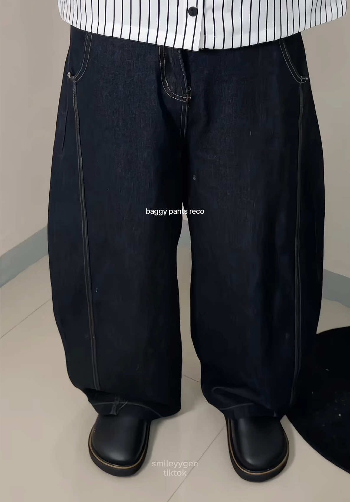 Comfort never looked this cool 😎 Rockin’ the baggy vibe all day 💨  #baggypants #streetwearstyle #OOTD #comfyfit 