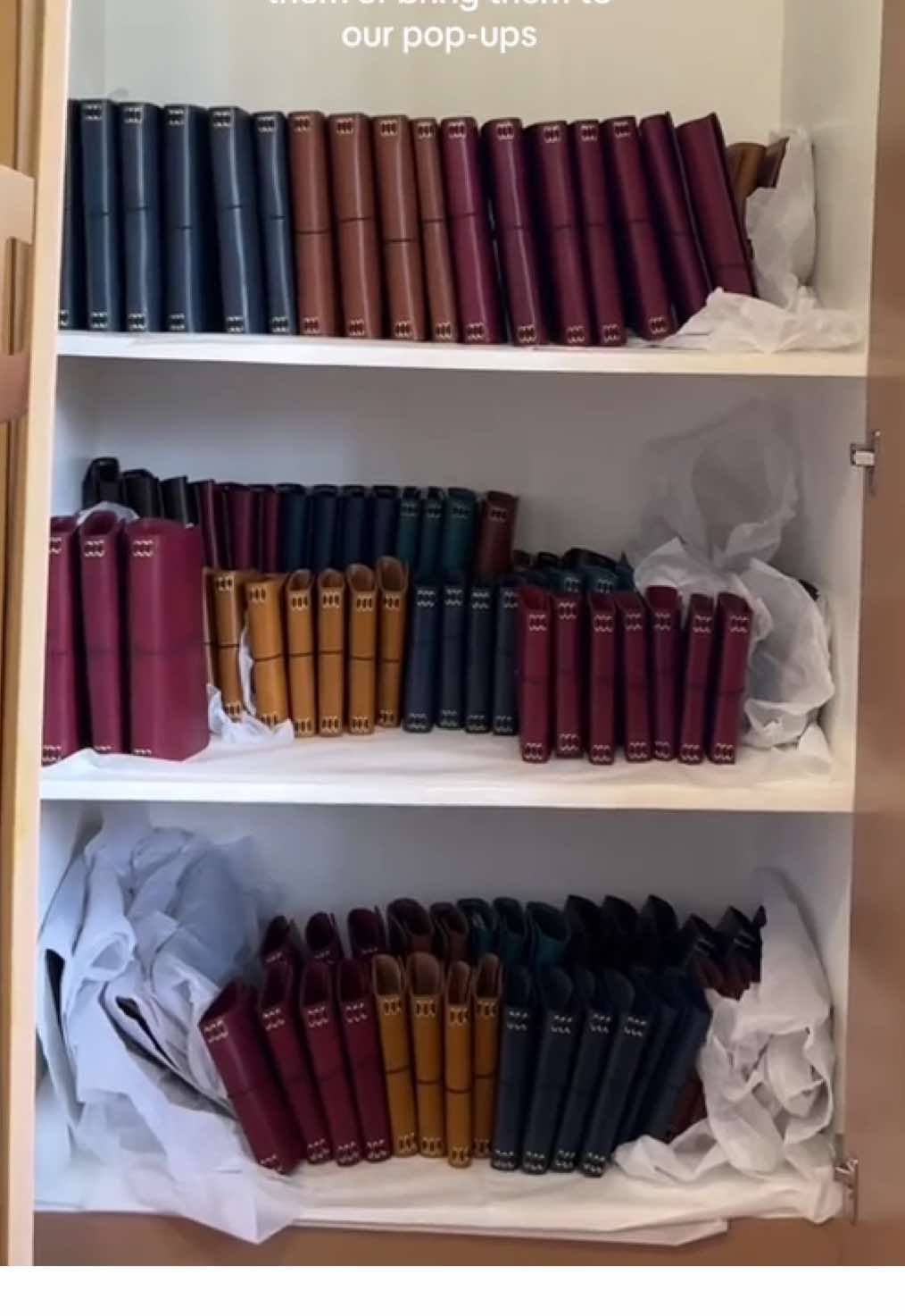 Studio days bring an organized mess & our favorite kind of chaos. Today's agenda: quality checks, personalizing and sending out some journals, and preparing for pop-ups in Makati & BGC!  . 💌 FAQ What are the Cada Dia leather folios made of? Our folios are crafted from full grain, vegetable-tanned cowhide leather. This means they will develop a unique patina and age beautifully over time. . . What sizes and styles do the Cada Dia leather folios come in?  We have bifold and trifold folios available in 5 sizes to: Odyssey (A4 notebook), Atlas (A5 notebook), Rover (Standard Traveler's notebook), Trove (A6 notebook), and Pocketbook (Pocket notebook).  . . Do the Cada Dia leather folios come with a notebook? Each one comes with two blank kraft notebooks so you can begin using it away. . . Can I customize my Cada Dia folio? Yes! You can choose your leather color, elastic cord colors, choose a beaded charm you love, and add name or initials engraving. #leatherfolio #journaltok #stationery #journalwithme #leatherjournal 