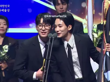 omg wonwoo and jeonghan?? #jeonghan #wonwoo #seventeencarat #koreapopularcultureandartsawards #kpopfunnymoment 