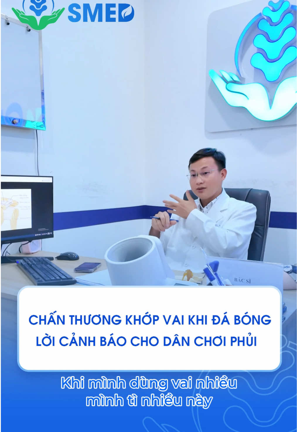 Bị ngã tì đè lên vai khi đá bóng có thể gây ra chấn thương khớp vai.  Đừng chủ quan khi vai đau, cứng hay kêu lụp bụp sau va chạm nhé! #yhoccotruyen #yhocthethao #chanthuongthethao #dabong #dabongphui #khopvai #bongdavietnam #chanthuongkhopvai #daunhucxuongkhop #coxuongkhop #bacsitruongan #bacsiansmed #yfp #viral 