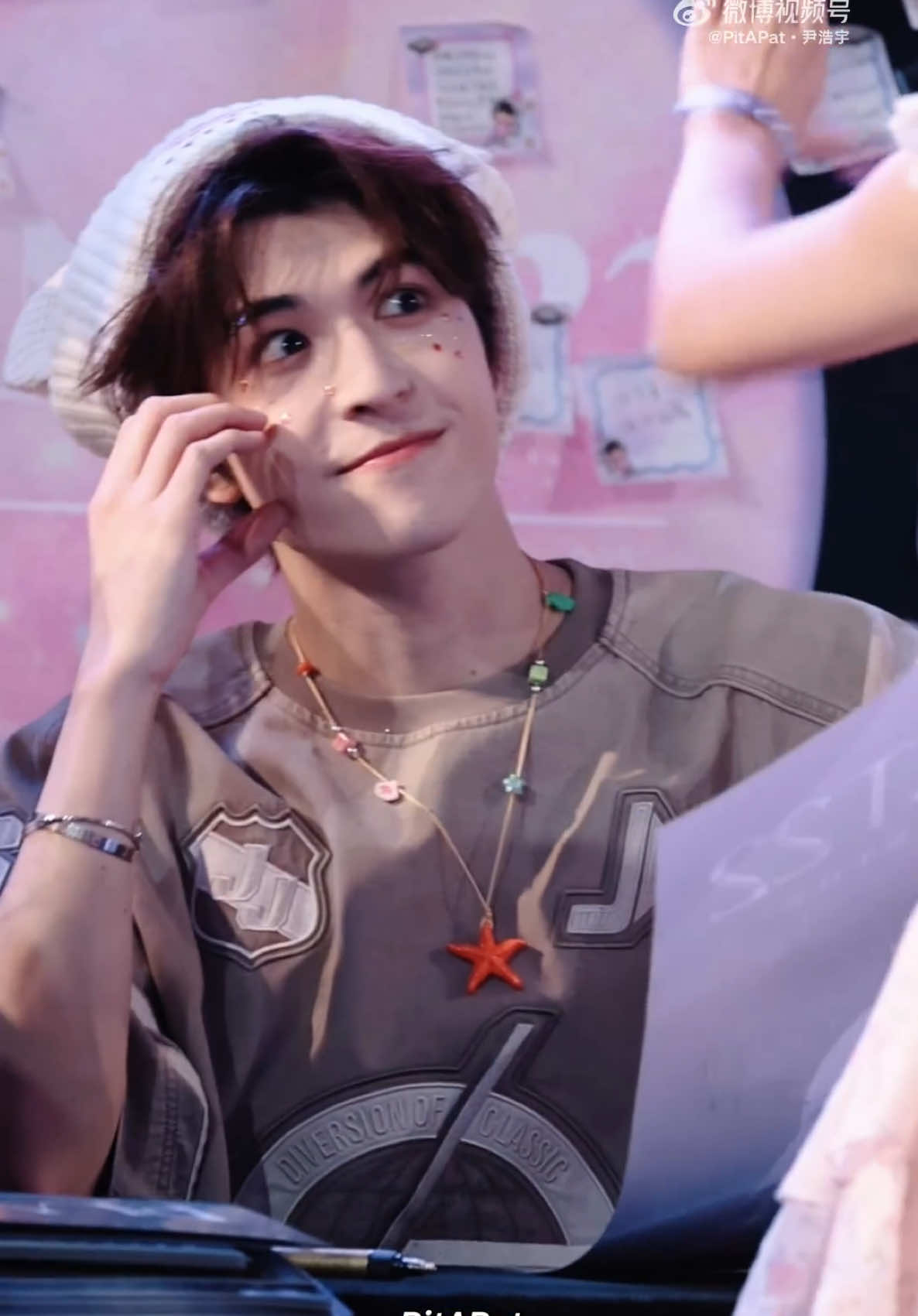 แพทริคเป็นศิลปินอีกหนึ่งคนที่ใส่ใจแฟนๆมาก หลังจากน้องร้องเต้นเป่าเค้กเสร็จ ต่อด้วย hi bye แฟนๆ แถมยังไซน์สด1:1 เอนเนอร์จี้ไม่เคยดรอปเลย🩷🩵🩷🩵 #แพทริค #yinhaoyu #แพทริคณัฐวรรธ์ #尹浩宇 #patrickfinkler 