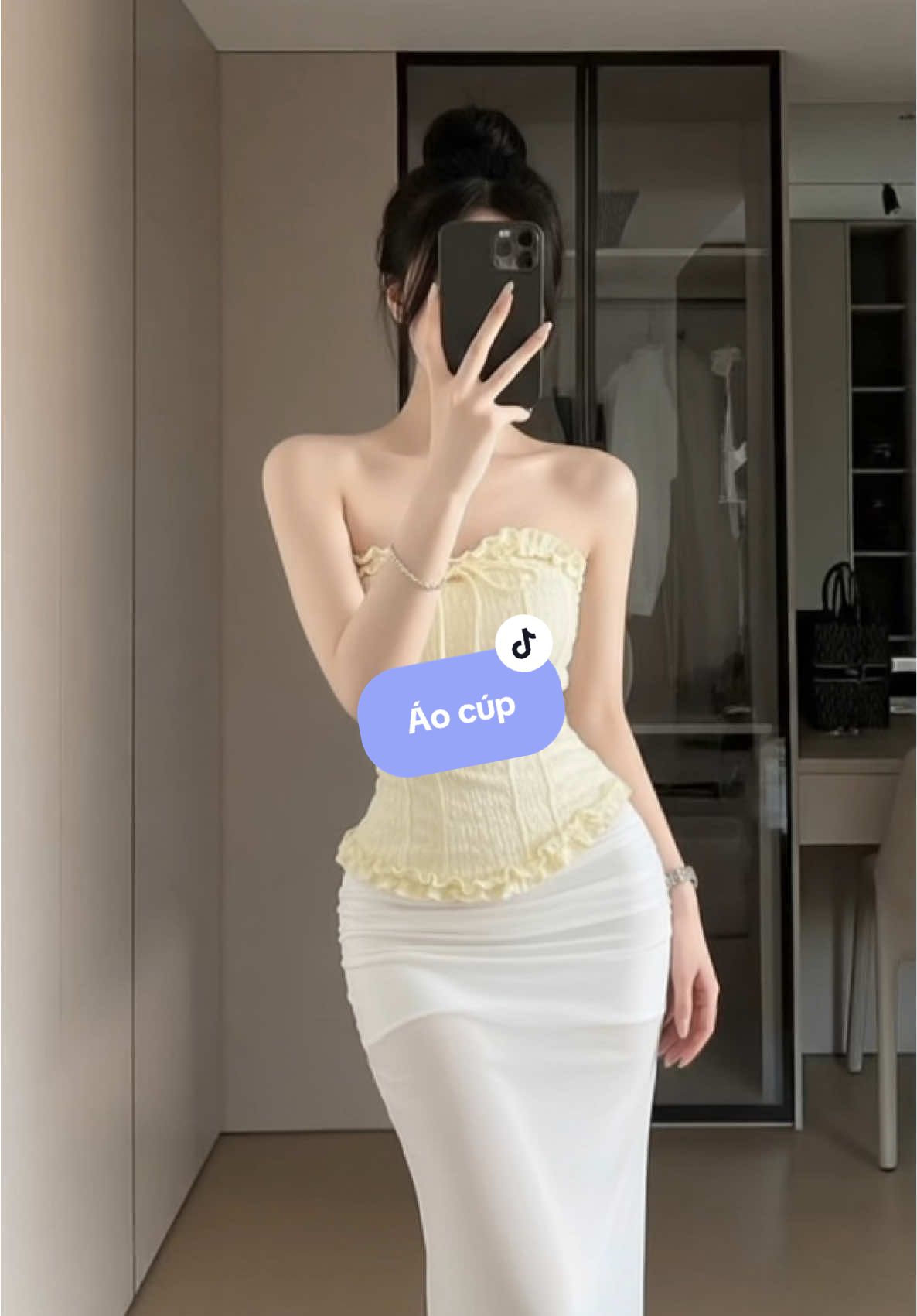 Mí Bà ơi, Em Áo corset cúp này diện lên là siêu tôn dáng , tạo nên một đồng hồ cát huyền bí luôn á Mí Bà. Hạt dẻ mà chất lượng #phoidoxinh #myoutfit #aocupngang #aotseason4 