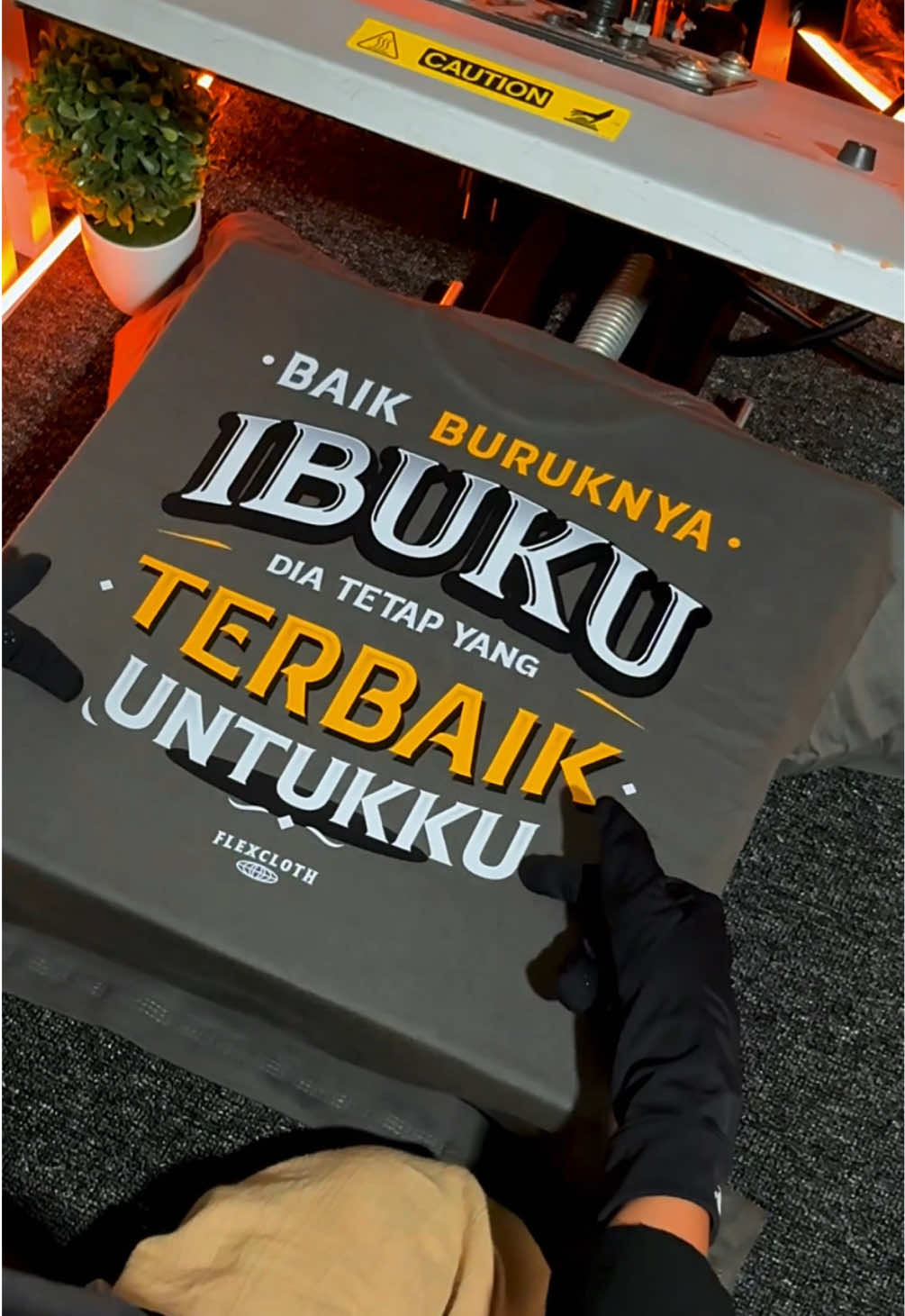 pas nyuci bajunya ibu sampe nangis terharu🥹☺️ #ibutercinta #doanibu #kaospri #kaosviral biar 