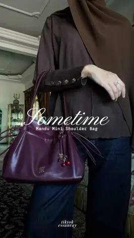 Obsessed with this bag! Boleh pakai in 2 different ways. Spacious for a mini. Love the cherry charms too 🍒❤️ #bucketbag #handbag #shoulderbag #outfitinspo #fyp 