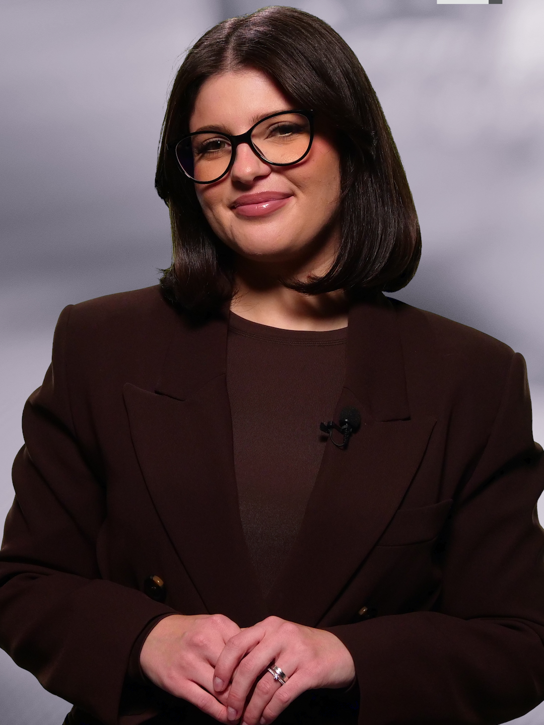 🎬 5 știri by Libertatea – Filme și seriale cu Adelina Duinea, în colaborare cu TV Mania – De la remake-uri psihologice la comedii futuriste, povești despre loialitate și distribuții spectaculoase, lumea filmului nu doarme niciodată. 🍼 Disney+ – A lansat remake-ul thrillerului „Mâna care împinge leagănul”. Povestea bonei cu intenții ascunse revine într-o versiune modernă, care explorează încrederea, trădarea și presiunile maternității. 🎸 The Beatles – Proiectul cinematografic în patru filme prinde contur. Saoirse Ronan va juca rolul Lindei McCartney, iar Anna Sawai, Aimee Lou Wood și Mia McKenna-Bruce sunt în discuții pentru rolurile soțiilor celorlalți Beatles. 🐾 Good Boy: Loial până la capăt – Primul film de groază spus din perspectiva unui câine. Cățelușa Indy devine martora unor fenomene paranormale într-o casă bântuită. Din 24 octombrie în cinematografe. 💄 Leighton Meester – Revine pe ecran în sezonul 2 din „Nimeni nu vrea asta”, de azi pe Netflix. Joacă alături de soțul ei, Adam Brody, într-un rol savuros de rivală din gimnaziu. 🚀 Jim Carrey – În discuții pentru rolul principal din live-action-ul „Familia Jetson”. Dacă proiectul prinde viață, ar fi prima adaptare a celebrului desen animat din 1990 încoace. #FilmeȘiSeriale #CinemaNews #Hollywood #Netflix #DisneyPlus #LibertateaEntertainment