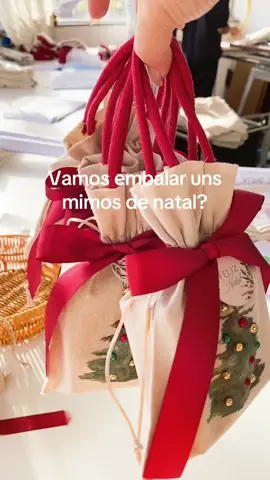 Essa embalagem lindona de Natal é perfeita para aquele mimo especial de final de ano. Se você precisa de poucas unidades o nosso site é perfeito para vc, pois temos kits de 5 unidades. Você nem vai precisar ir comprar a fita de cetim porque no kit ela está inclusa. A tag pode ser personalizada! Imagina a pessoa que vai que vai ganhar o seu mimo vendo que a tag é personalizada? Simplesmente perfeito Pague no cartão ou ganhe 5% de desconto no pix. Gostou? Eu lhe mando o link dessa belezinha pra vc. #lembrancinha #chocolate #confeitaria #shopee #vendasonline 