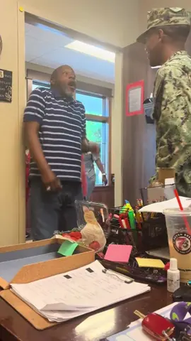 Soldier's return home brings father's tears of joy 🥰❤️ #soldier #gohome #dad #surprise #family 