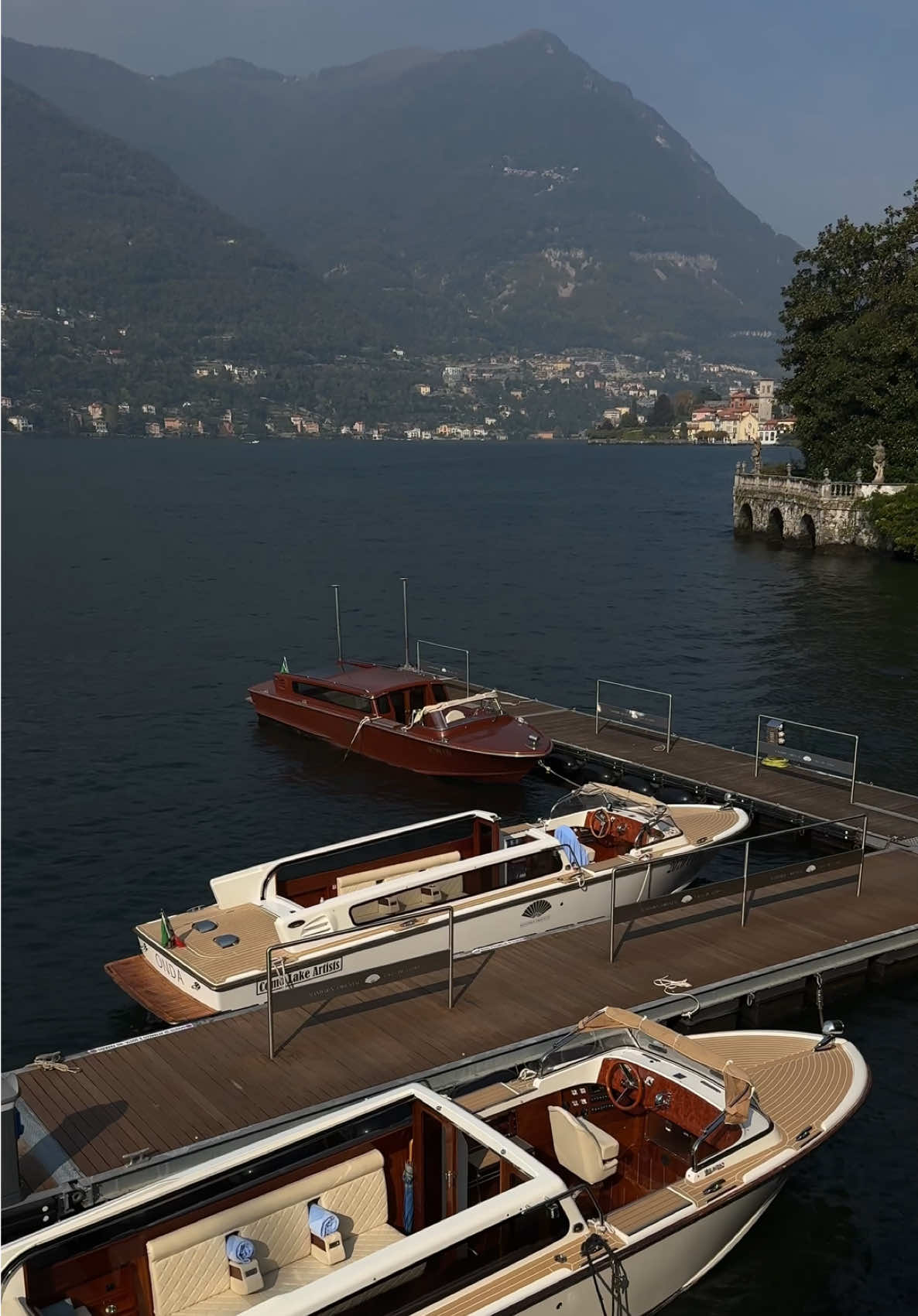 Taxi rides hit different on Lake Como👌 #lagodicomo #lakecomoitaly #woodenboat #oldmoneyaesthetic #oldmoneylifestyle 