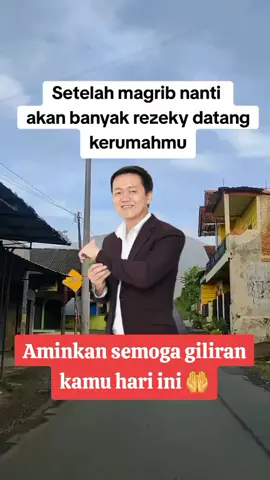 Rejeki Mengalir Deras Sukses Tahun 2025 . . .  Sejarah #fotografi🕋 dimulai dengan penemuan dua prinsip penting yang pertama adalah kamera obscura memproyeksikan gambar yang kedua adalah penemuan bahwa beberapa zat terlihat berubah oleh paparan cahaya Tidak ada artefak atau deskripsi yang menunjukkan upaya untuk menangkap gambar dengan bahan sensitif cahaya sebelum abad ke18 Pemandangan dari jendela di Le Gras 1926 atau 1827 diyakini sebagai foto kamera paling awal yang masih ada 1 Penambahan reoriented asli kiri dan berwarna kanan Sekitar 1717 Johann Henry Schulze menggunakan bubur sensitif cahaya untuk menangkap gambar huruf cutout pada botol Namun ia tidak mengejar membuat hasil ini permanen Sekitar tahun 1800 Thomas Wedgwood membuat yang pertama didokumenkan secara andal meskipun upaya gagal dalam menangkap gambar kamera dalam bentuk permanen Eksperimennya memang menghasilkan fotogram terperinci tetapi Wedgwood dan pasangannya Humphry Davy tidak menemukan cara untuk memperbaiki gambargambar ini Pada tahun 1826 Nicephore Niepce pertama kali berhasil memperbaiki gambar yang ditangkap dengan kamera tetapi setidaknya diperlukan pencahayaan di kamera selama delapan jam atau bahkan beberapa hari dan hasil paling awal sangat kasar Rekan Niepce Louis Daguerre melanjutkan untuk mengembangkan proses daguerretipe yang pertama diumumkan secara publik dan proses fotografi yang layak secara komersial daguerretipe hanya membutuhkan beberapa menit pencahayaan di kamera dan menghasilkan hasil yang jelas dan terperinci Pada tanggal 2 Agustus 1839 Daguerre mendemonstrasikan rincian proses ke Kamar Teman di Paris Pada tanggal 19 Agustus rincian teknis dipublikasikan dalam pertemuan Akademi Ilmu Pengetahuan dan Akademi Seni Rupa di Istana Lembaga Untuk memberikan hak penemuan kepada publik Daguerre dan Niepce diberikan anuitas yang murah hati seumur hidup 34 5 Ketika proses daguerretipe berbasis logam ditunjukkan secara resmi kepada publik pendekatan pesaing caltipe negatif berbasis kertas dan proce cetak garam #IslamicQuotes #IslamicWisdom #QuranicVerses 