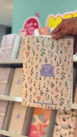 Tahun baru, semangat baru! Mesti anda dah banyak plan tapi tak tahu nak tulis dekat mana? Haa ni la sebab kenapa anda perlu ada planner 2026 supaya nanti plan anda akan jadi lebih tersusun🤩 #planner2026 #karangkrafmall #planner 