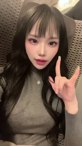 さっきおっさんぶつかってきてネイル3本折れた何故かあたしが謝った