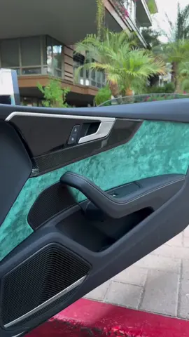 Así de fácil se pone Alcántara en tu coche 😎