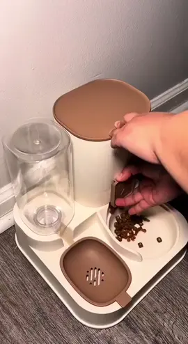 Esse produto é um comedouro e bebedouro automático 2 em 1 para pets, ideal para quem busca praticidade e cuidado com o seu animal de estimação. Mantenha a alimentação e a hidratação do seu pet sempre em dia com este comedouro e bebedouro automático multifuncional! 	•	🥣 Dispenser de ração com tampa vedada: mantém o alimento sempre fresco e protegido de umidade e insetos. 	•	💧 Sistema automático de abastecimento de água: o reservatório libera água conforme o pet bebe, garantindo sempre água limpa e fresca. 	•	🧼 Design moderno e higiênico: fácil de desmontar e limpar. 	•	🐾 Base antiderrapante: evita bagunça e mantém tudo no lugar. 	•	💡 Ideal para cães e gatos de pequeno e médio porte. ✨ Perfeito para quem quer praticidade no dia a dia e bem-estar para o pet — mesmo quando você não está em casa! #ShopeeLovers #fyp #fy #dogs #cats 