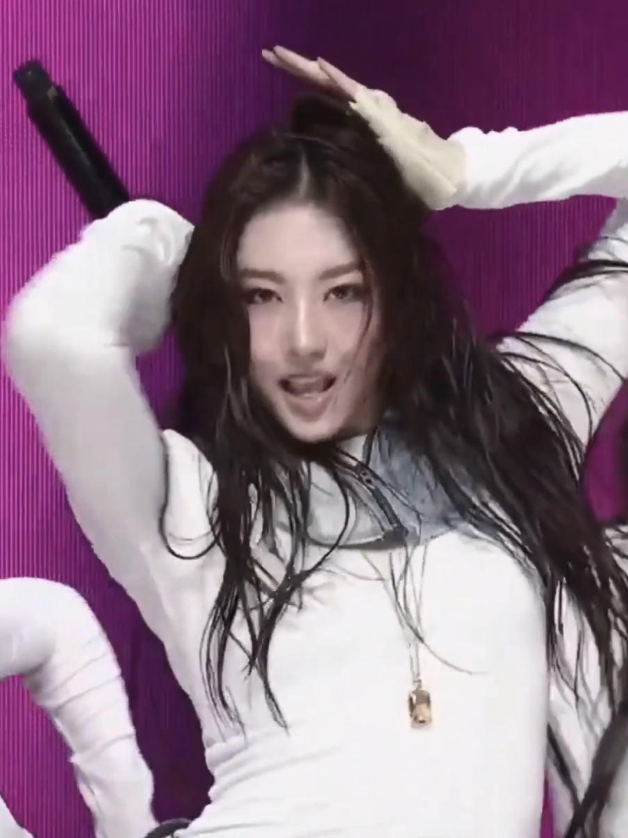 This woman is driving me crazy. #meovv #gawon ##chloelee #burningup #theblacklabel 