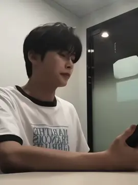 Pov : sudah satu tahun berlalu kamu putus dengan pacarmu karena memergoki dia berselingkuh. Dia, Hanbin. Sahabatmu yang selalu menemanimu selama ini, menghiburmu dan selalu mengatakan jika kamu layak dicintai. Dia selalu ada setiap kamu membutuhkannya, merawatmu dan memberimu kebahagiaan untuk melupakan mantanmu. Suatu hari dia menyatakan perasaannya padamu tepat pada hari ulang tahunmu.  Kamu merasa terkejut dan memundurkan langkah perlahan, menatapnya tak percaya.  