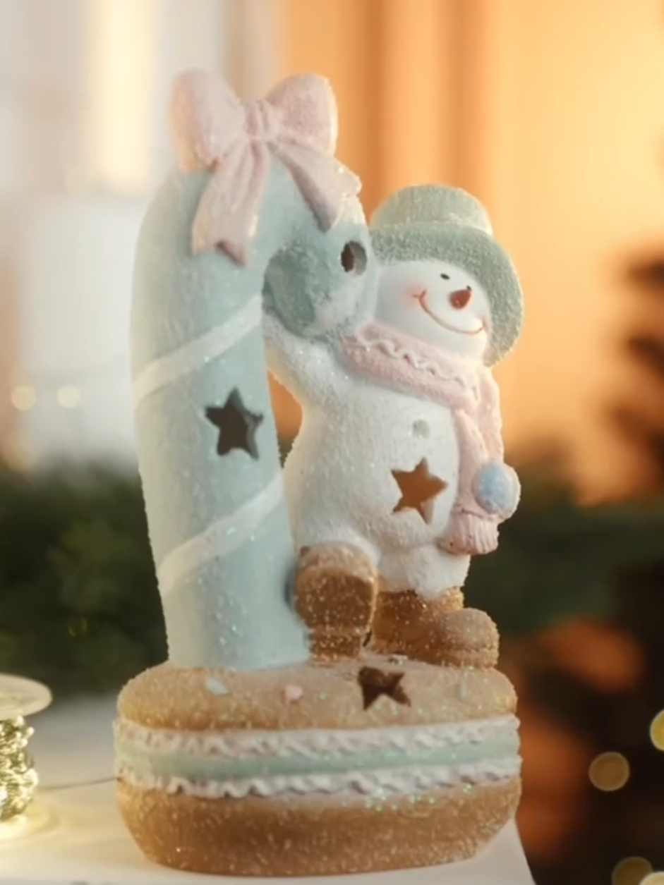 🆕НОВИНКА🆕 Новорічна фігурка з підсвіткою Сніговик з льодяником ✨ Ідеальний подарунок на Новий рік, Різдво чи в сезон зимових свят. Ніжна пастельна палітра і акуратне підсвічування створюють настрій і така фігурка чудово виглядатиме на полиці, комоді або в дитячій кімнаті. Компактний розмір і робота від батарейок дозволяють розміщувати декор будь-де - на столі, у вітрині або на вікні. 📏12*8,5*21  ✅ Ціна 459 грн. #новийрік #новийрік2026 #новорічнийдекор #штучнаялинка #ялинканановийрік 