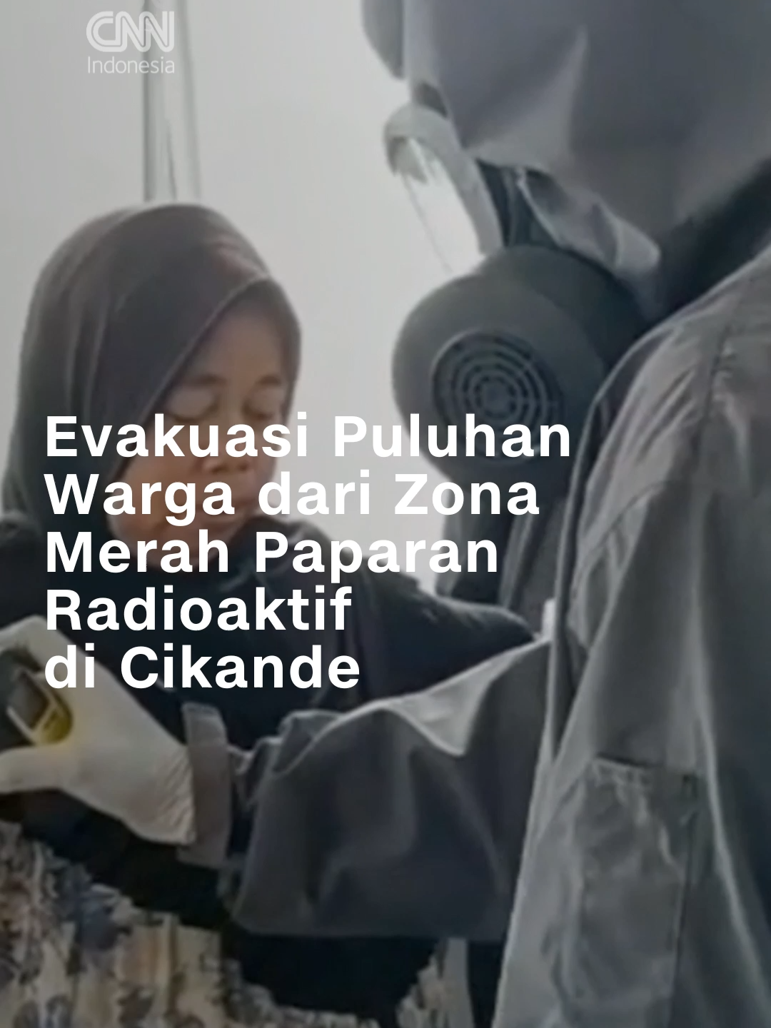 Puluhan warga dari wilayah zona merah paparan radioaktif cesium 137 menjalani pemeriksaan kesehatan di Puskesmas Cikande sebelum direlokasi ke tempat hunian sementara. Setiap warga dilakukan pengecekan paparan radiasi dekontaminasi barang-barang yang melekat di tubuh serta pengambilan sampel darah untuk memastikan kondisi kesehatan mereka. Ada sebanyak 19 keluarga atau 64 jiwa sudah direlokasi ke tempat aman. #cnnindonesia #cnnindonesiacom #cikandeserangbanten #radioaktif #cesium