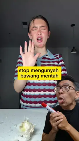 🧬 1️⃣ Kandungan Asli Bawang Putih: Alliin & Alliinase  Di dalam setiap siungnya, ada dua zat yang tidak berbahaya dan tidak berbau:  Alliin — asam amino sulfur yang diam.  Alliinase — enzim yang “tidur” di ruang terpisah dalam sel bawang.  Begitu kamu memotong, menggeprek, atau mengunyah bawang, dinding selnya rusak. Keduanya akhirnya bertemu dan bereaksi cepat, menciptakan senyawa baru bernama Allicin (diallyl thiosulfinate) , inilah bentuk aktif yang memberi bau tajam khas dan seluruh manfaat penyembuhannya.  🌿 2️⃣ Allicin: Bentuk Aktif dengan Efek Biologis Kuat  Riset menemukan bahwa allicin memiliki tiga fungsi utama:  🧫 Antimikroba: mampu membunuh bakteri, jamur, dan bahkan virus dengan merusak dinding sel mikroba.  🧠 Antikanker: menstimulasi apoptosis (bunuh diri sel kanker) dan melindungi DNA dari stres oksidatif.  🔥 Antiinflamasi: menekan sitokin penyebab peradangan. ⚠️ 3️⃣ Bahaya Mengunyah Langsung Bawang Mentah  Saat kamu mengunyah langsung bawang mentah, reaksi pembentukan allicin terjadi terlalu cepat dan terlalu pekat. Dalam bentuk segar seperti ini, allicin bersifat iritatif dan oksidatif tinggi. Akibatnya: Mulut terasa terbakar, Tenggorokan perih,  Asam lambung meningkat dan memicu GERD Kenapa begitu? Karena allicin memicu aktivasi reseptor nyeri TRPA1 & TRPV1 , reseptor yang sama seperti yang diaktifkan oleh capsaicin pada cabai atau wasabi. Tubuh meresponsnya seperti luka bakar kimia: panas, pedih, terbakar. Dan ketika masuk ke lambung, sifat asam dan reaktifnya menstimulasi produksi HCl, memperparah refluks.  ⏳ 4️⃣ Cara Konsumsi yang  benar 1. Potong, geprek, atau cincang bawang putih segar. 2. Diamkan di suhu ruang selama 10–15 menit. Bertujuan agar Allin menjadi bentuk aktifnya yaitu Allicin 3. Baru setelah itu konsumsi , bisa ditelan langsung, atau minum dengan air mineral, campur madu atau dengan coconut oil. HASILNYA: ✅ Kadar allicin maksimal , efek antibakteri dan antioksidan tinggi. ✅ Iritasi berkurang drastis di mulut dan lambung. ✅ Penyerapan meningkat, karena allicin sudah terbentuk sempurna sebelum masuk sistem pencernaan. ✅ Efek healing-nya stabil dan lembut, tanpa sensasi terbakar atau rasa mual. #bawangputih  #maag  #gerd 