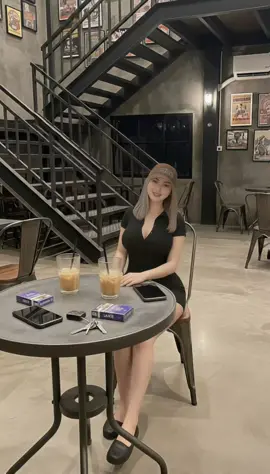 di cafe dulu 💙ngopi sambil liatin kameramennya🥺 #jumpsuit #playsuit #OOTD 