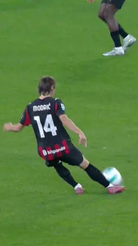 That touch ✨❤️🖤 #acmilan #seriea #modric #lukamodric #tiktokfootball
