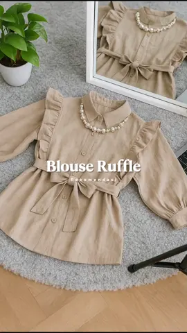 “Cantik banget nggak sih blouse ini? 😍 Detailnya tuh manis banget, apalagi ada pita di pinggang jadi keliatan lebih slim. Bahannya adem, jatuhnya juga bagus banget, cocok buat ngantor atau jalan santai 💕 🛒 link pembelian di komen!  #fuji #blouseruffle #premium #crinkleairflow #fyp 