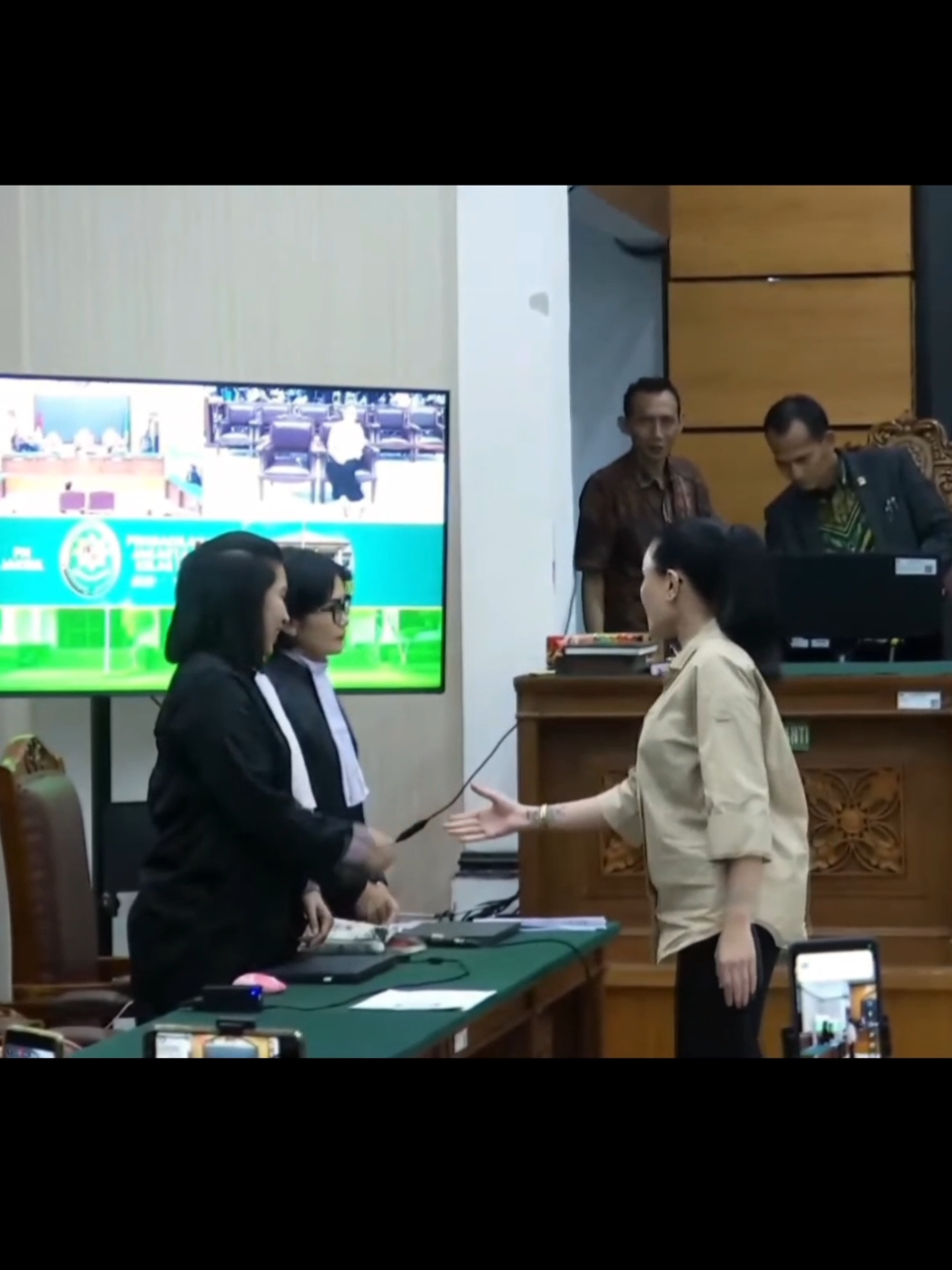 Ada apa dengan Bu dona ?#CapCut #nikitamirzanimawardi_17 #nikitamirzani #sidangnikitamirzani 