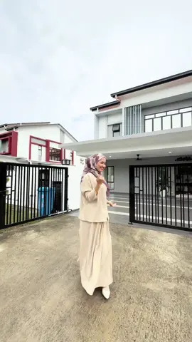 Cantikkan rumah milik @💕AznieNunny💕 ni?✨ Rumah teres 2 tingkat end lot mempunyai 4 bilik ini nampak luas kerana penggunaan warna yang tepat dari Puan Aznie Malah rumah ini juga terdapat sebuah bilik solat untuk tetamu Aznie yang berkunjung. Kecil tapi selesa.  #rumahteres #ighome #ighometourmalaysia #kakideko #kakidekomalaysia        