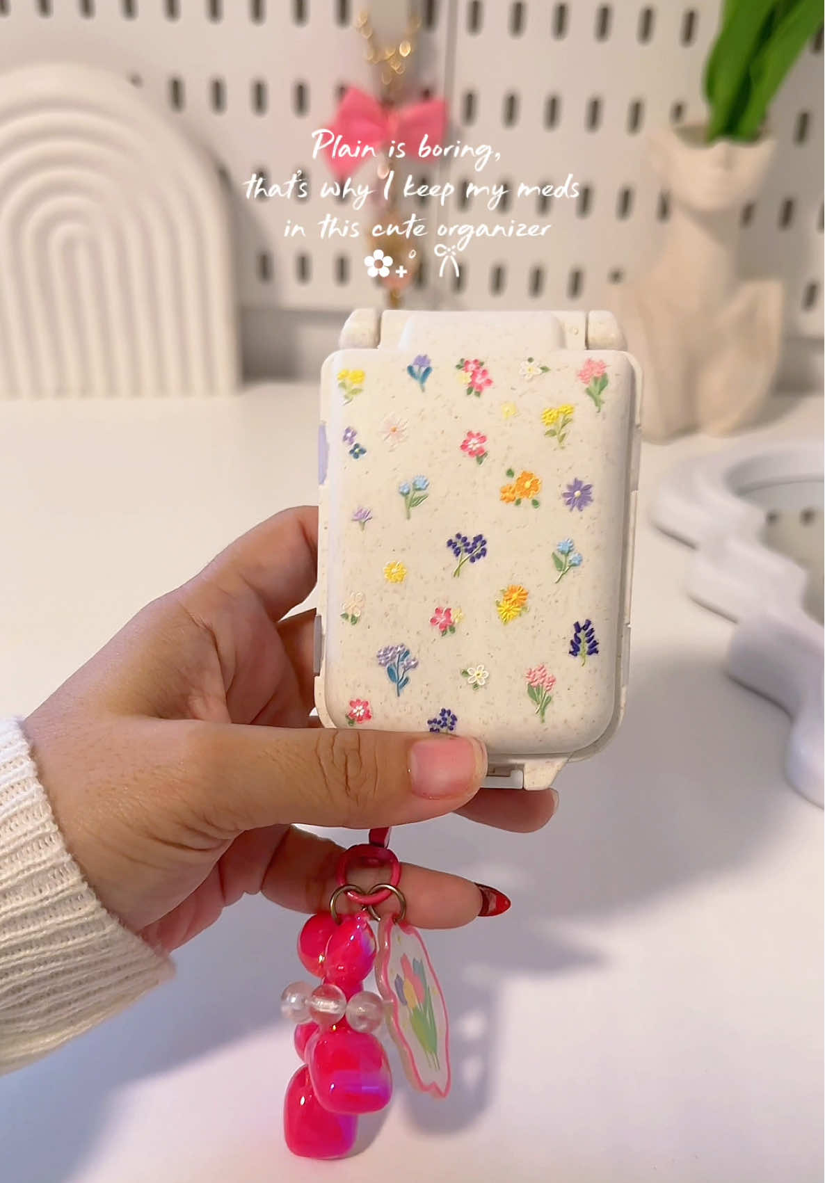 Look at this adorable med kit with 8 compartments — sobrang handy!#medicinekit #medicinekitorganizer #medicineorganizer #medicinekitfortravel 