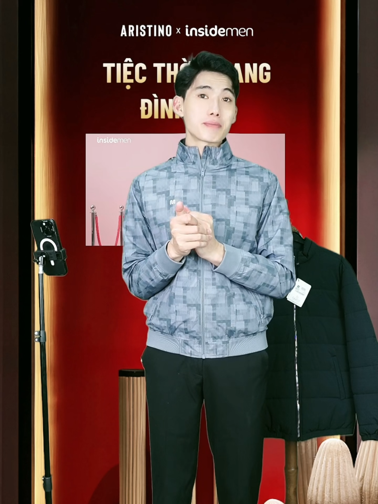 Áo khoác hai lớp Nam Insidemen-Áo khoác gió 2 lớp phom dáng suông vừa, đem lại vẻ ngoài mạnh mẽ và nam tính cho người mặc.Áo thiết kế cổ trụ 5.5 cm khỏe khoắn, túi có khóa, bo tay bo gấu dệt rib, ngực áo in logo Insidemen tạo điểm nhấn nam tính và lịch lãm, kết hợp với hiệu ứng in toàn thân áo trẻ trung và nổi bật #Insidemen #SmartCasual #FashionForMen #MadeForAll #ThoiTrangNam #K&gvietnam #Aokhoac #SetThuDong #PhongCachDanOngHienDai #Aokhoacgio