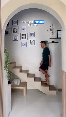 💡 𝐂𝐚𝐫𝐚 𝐌𝐮𝐝𝐚𝐡 𝐇𝐞𝐦𝐚𝐭 𝐄𝐧𝐞𝐫𝐠𝐢, 𝐓𝐚𝐧𝐩𝐚 𝐑𝐞𝐩𝐨𝐭! Mulai dari langkah kecil dengan mematikan lampu yang tidak terpakai. Biar makin praktis, gunakan 𝐇𝐚𝐧𝐧𝐨𝐜𝐡𝐬 𝐌𝐨𝐭𝐢𝐨𝐧 𝐒𝐞𝐧𝐬𝐨𝐫 yang otomatis menyala saat ada gerakan dan padam sendiri setelah 30 detik. Untuk area kamar, pilih 𝐇𝐚𝐧𝐧𝐨𝐜𝐡𝐬 𝐍𝐞𝐰 𝐓𝐫𝐢𝐜𝐨𝐥𝐨𝐮𝐫 dengan 3 warna cahaya dalam satu lampu, ganti warna cukup dengan on/off saklar. Dan untuk plafon gypsum atau beton, instalasi jadi mudah tanpa perlu melubangi dengan 𝐇𝐚𝐧𝐧𝐨𝐜𝐡𝐬 𝐄𝐚𝐬𝐲 𝐎𝐁𝐑. #LEDLamp #Lighting #Bohlam #LampuLED #NyalakanDuniaMu #lampu #homeliving 