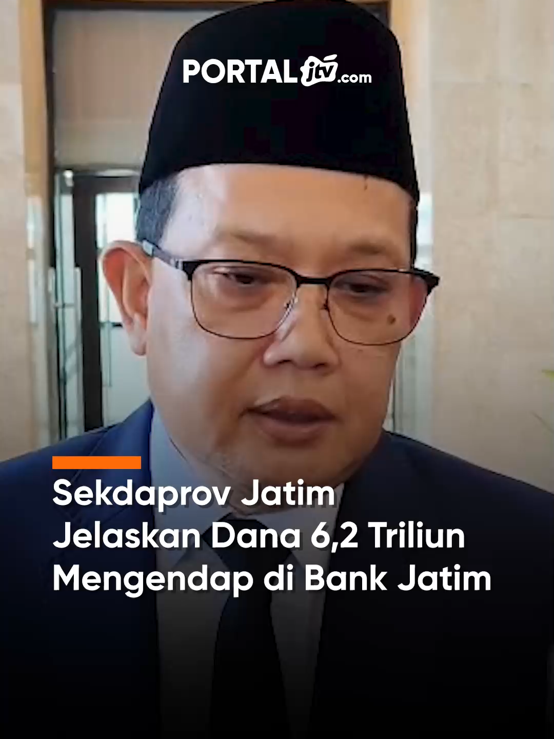 Sekdaprov Jatim Jelaskan Dana 6,2 Triliun Mengendap di Bank Jatim Pemprov Jawa Timur menanggapi isu dana 6,2 triliun yang mengendap di Bank Jatim. Sekdaprov Adhy Karyono menjelaskan, dana tersebut sebagian besar merupakan SILPA APBD 2024. Kendala terjadi karena sistem perencanaan APBD berbeda dengan APBN sehingga belum bisa digunakan. #pemprovjatim #apbd #bankjatim #jtvrek #portaljtvcom