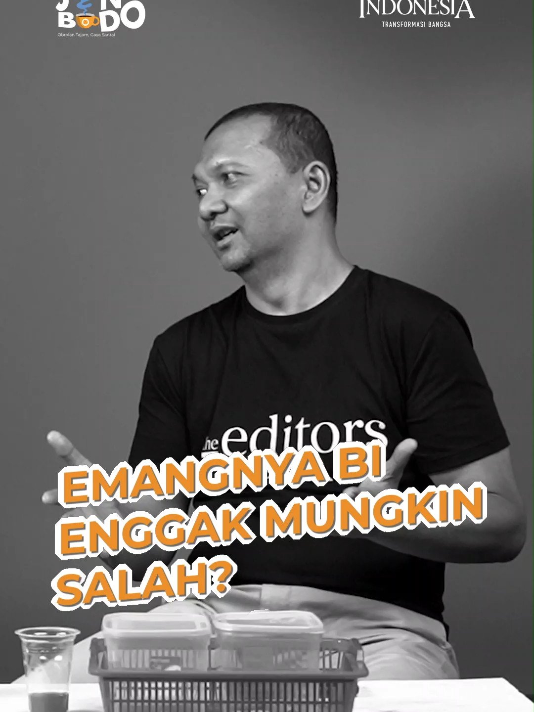 Emangnya BI Enggak Mungkin Salah? Gubernur Dedi Mulyadi tidak terima dengan pernyataan Menteri Keuangan Purbaya Yudhi Sadewa kalau dana pemerintah daerah (pemda) mengendap di deposito di perbankan. Bahkan, pria yang kerap disapa Kang Dedi itu menantang Purbaya untuk membuktikan dana APBD Jawa Barat senilai Rp 4,17 triliun mengendap dalam bentuk deposito. Pasalnya, Kang Dedi mengaku sudah mengecek rekening milik pemerintah provinsi, tidak ada deposito sebesar Rp4,1 triliun.  Sedangkan menurut Purbaya berdasarkan data Bank Indonesia (BI), Jawa Barat termasuk lima besar dana pemda yang menganggur di bank. Total dana pemda di bank pada 2025 mencapai Rp234 triliun.  #dedimulyadi #Purbaya #KDM #APBD #DataBI #Deposito #Menkeu #GubernurJabar #DanaMengendap Link video https://youtu.be/YiXU7JopcFc