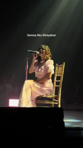 Rasanya sudah lama tidak mendengar ‘Semua Aku Dirayakan’ secara langsung..🌺 #semuaakudirayakan @nadin⋆.ೃ࿔*:･ #nadinamizah #foryoupage #fyp #fypシ゚ 